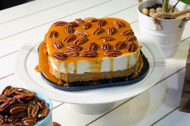 Ev yapımı karamel peynirli kek stoğu fotoğrafları.