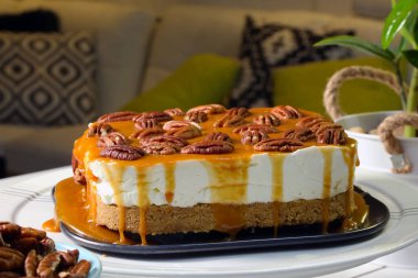 Ev yapımı karamel peynirli kek stoğu fotoğrafları.