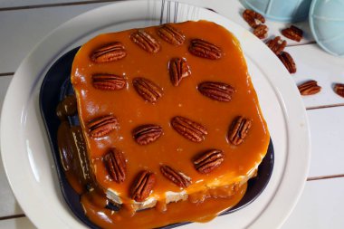 Ev yapımı karamel peynirli kek stoğu fotoğrafları.