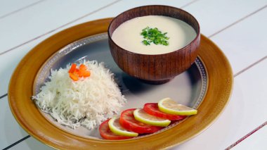 Orta Doğu Tahini Salatası ve stokta beyaz pirinç. Fotoğraf. Tahini, salata, beyaz pirinç, Arap yemeği.