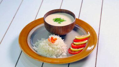 Orta Doğu Tahini Salatası ve stokta beyaz pirinç. Fotoğraf. Tahini, salata, beyaz pirinç, Arap yemeği.