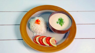 Orta Doğu Tahini Salatası ve stokta beyaz pirinç. Fotoğraf. Tahini, salata, beyaz pirinç, Arap yemeği.