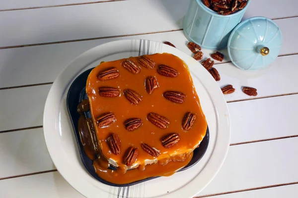 Ev yapımı karamel peynirli kek stoğu fotoğrafları.