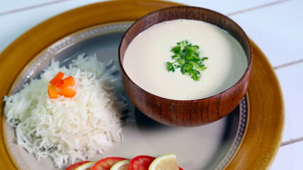 Közel Keleti Tahini Saláta Fehér Rizzsel Tányéron Fotó Tahini Saláta — Stock Fotó