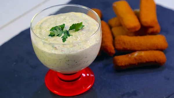 Molho Tártaro Tigela Com Nuggets Foto Stock — Fotografia de Stock