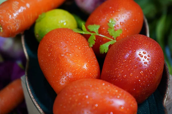 Gemüse Tamatoons Karotten Grüne Chilischoten Und Zitronen Isoliert Auf Schwarzem — Stockfoto