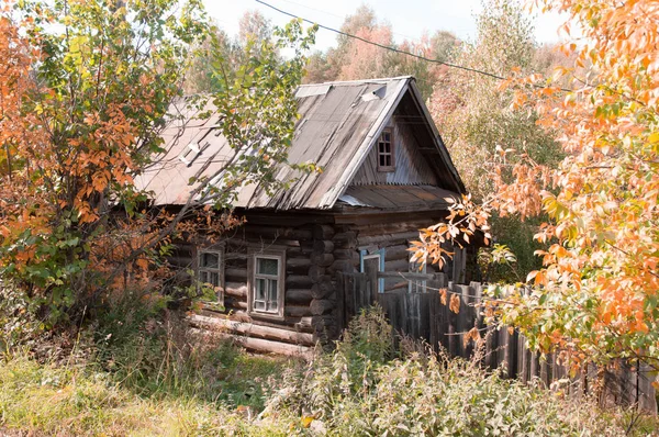 Casa Legno Vecchia Tra Gli Alberi Gialli Autunnali — Foto Stock