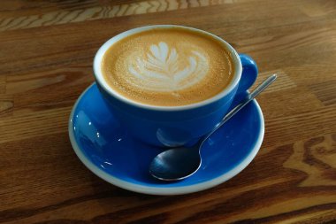 bir kaşık la kahve mavi bir fincan masada
