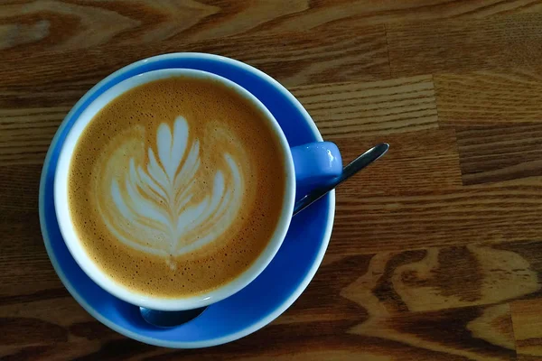 Una Taza Café Azul Con Una Cuchara Está Mesa — Foto de Stock