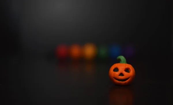 Happy Halloween labu pada latar belakang hitam — Stok Foto