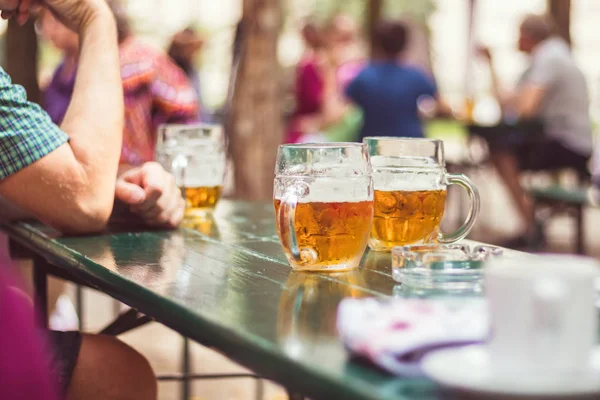 Bicchieri Birra Nel Ristorante Giardino Persone Sedute Sullo Sfondo — Foto Stock