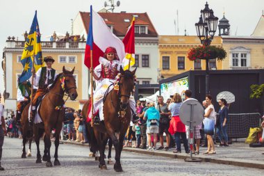 Moravya 'da (Çek Cumhuriyeti) Slav hasat festivali. Bayrak ile geleneksel kostüm kız tarihi meydanda geçit başında bir at sürmek