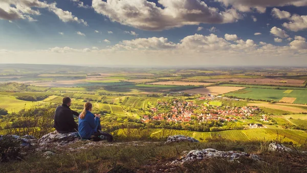 Paisagem Duas Pessoas Casal Homem Mulher Sentados Uma Montanha Uma — Fotografia de Stock