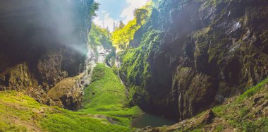 Macocha Gorge - Macocha Abyss (Propast Macocha). Çek Cumhuriyeti Moravya Karst Punkva mağaralar sisteminde Sinkhole. Abyss'in altından görünüm.
