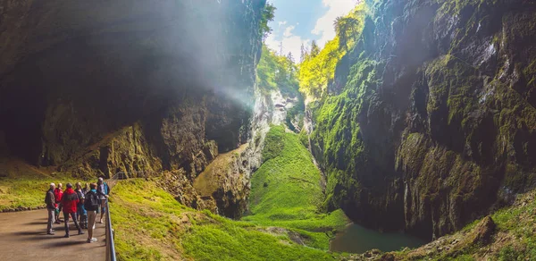 Macocha Gorge - Macocha Abyss (Propast Macocha). Çek Cumhuriyeti Moravya Karst Punkva mağaralar sisteminde Sinkhole. Dibin dibindeki insanlar..
