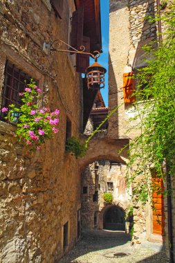 Canale di Tenno - İtalya'da güzel ortaçağ köyü, Göl Lago di Garda, pencerelerde taş duvarlar ve çiçekler ile dağlarda hisoric köy, dar arnavut kaldırımlı sokaklar