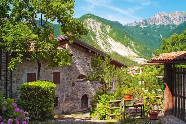 Canale di Tenno - İtalya'da güzel ortaçağ köyü, Göl Lago di Garda, pencerelerde taş duvarlar ve çiçekler ile dağlarda hisoric köy, dar arnavut kaldırımlı sokaklar