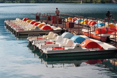 Bir pedalo - Pedal tekneler göl iskelesi, Lago di Ledro, İtalya park