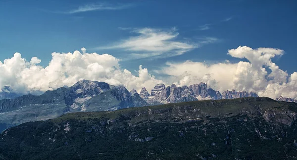 Alpes Picos Montanha Com Nuvens Brancas Céu Azul Dia Ensolarado — Fotografia de Stock