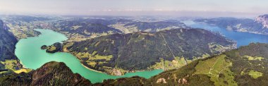 Dağlar ve Göller - Schafberg Dağı'nın tepesinden Mondsee ve Attersee Alp Buzul Gölleri'nin panoramik manzarası, Avusturya