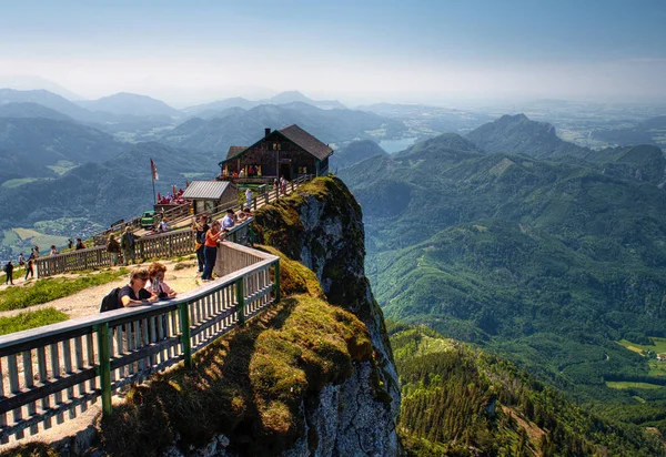 Pessoas Ponto Vista Uma Cabana Montanha Topo Montanha Schafberg Nos — Fotografia de Stock