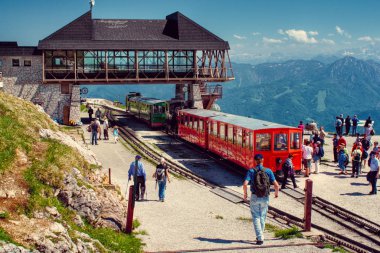 Schafberg Demiryolu - Yukarı Avusturya ve Salzburg'da Sankt Wolfgang im Salzkammergut'tan Schafberg'e kadar uzanan bir metrelik dişli demiryolu