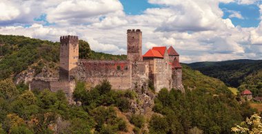 Burg Hardegg - Aşağı Avusturya, Avusturya'da bir kale. Ormanlık çevrede, beyaz bulutlarla mavi gökyüzü ile yaz günü.