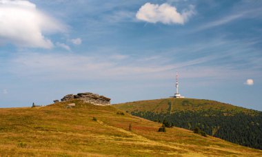 Petrovy kameny - Tepenin üstündeki kaya (Peter'ın taşları), arka planda Praded tepesi (gözetleme kulesi), Jeseniky Korumalı Peyzaj Alanı, Çek Cumhuriyeti
