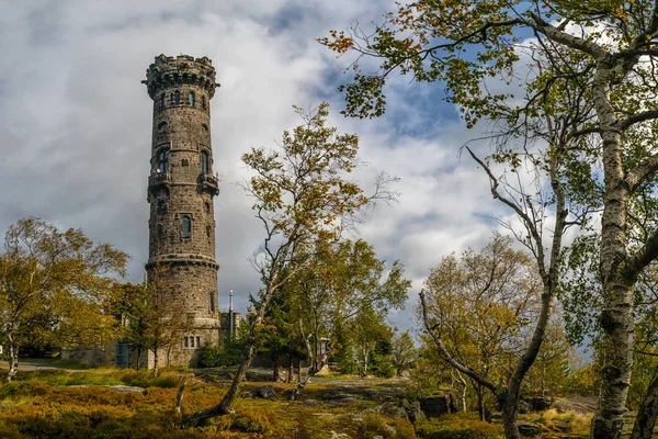 Dağın tepesindeki taş gözetleme kulesi The Decinsky Sneznik (Hoher Schneeberg), Çek Cumhuriyeti