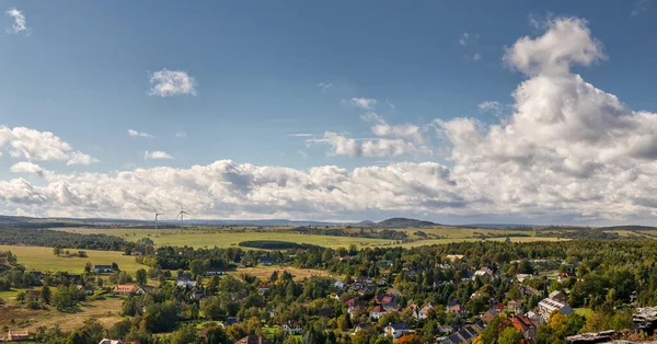 Vidéki Táj Falu Erdők Mezők Rétek Horizonton Szélturbinák Kék Fehér — Stock Fotó