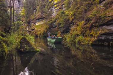 Kamnitz Vadisi, Çek Cumhuriyeti - Çek Cumhuriyeti, Bohemian İsviçre, Bohemian Vadisi 'nde nehir boyunca akmakta olan kayıkçı ve turistli bir tekne.