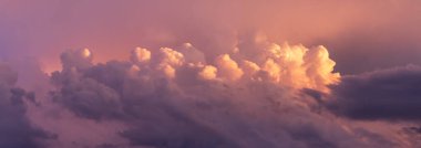 Skyline Panorama - güzel gün batımı gökyüzü ile kırmızı bulutlar