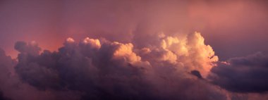 Skyline Panorama - güzel gün batımı gökyüzü ile kırmızı bulutlar