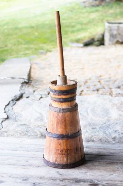 Tereyağı güğümü - geleneksel ahşap pompa tipi tereyağı.