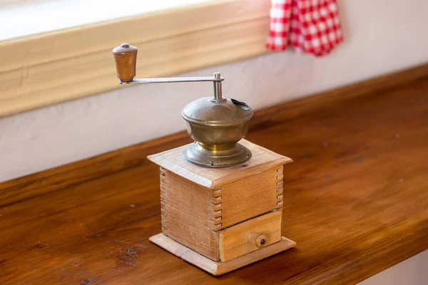 Eski ahşap el yapımı kahve öğütücüsü.