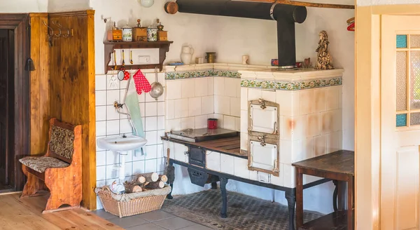 Traditional kitchen in a timbered cottage with a tiled stove — Stock Photo, Image