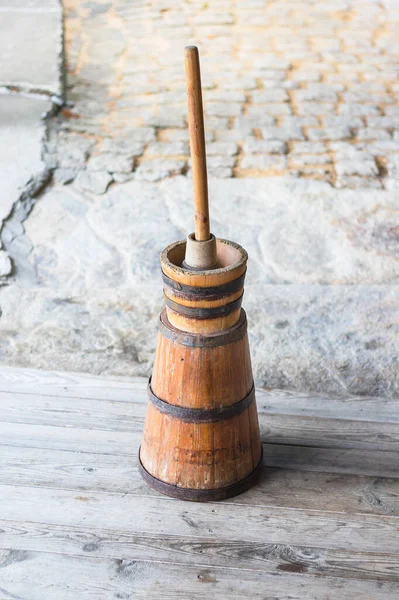 Batido de mantequilla: antiguo batido de mantequilla tradicional tipo émbolo de madera —  Fotos de Stock