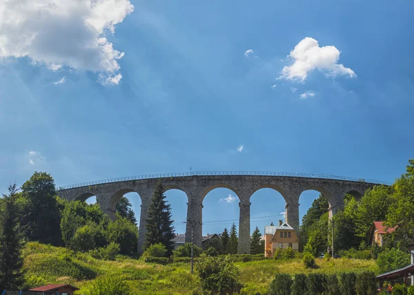 Viaducto Ferroviario Piedra Smrzovka Día Verano Con Cielo Azul Montañas — Foto de Stock