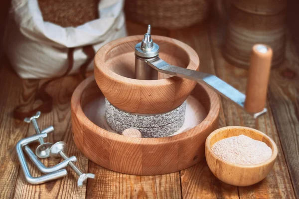 穀物グラインダー 木製のテーブルの上に手研削のための手動穀物ミル — ストック写真