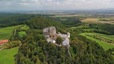 Buchlov, Çek Cumhuriyeti - 08: 24 2025: Ormanlık bir tepede kraliyet kalesi olan manzara