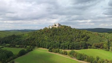 Buchlov, Çek Cumhuriyeti - 08: 24 2025: Ormanlık bir tepede kraliyet kalesi olan manzara