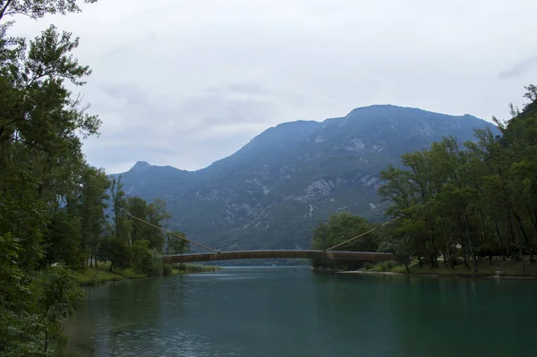 Pont Sur Magnifique Lac Montagne Arrière Plan Des Alpes — Photo