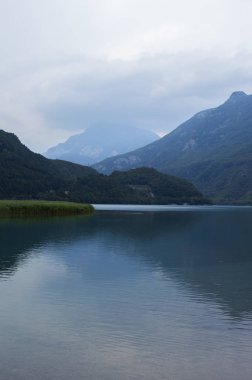 Alpler'in arka planında dağ gölü