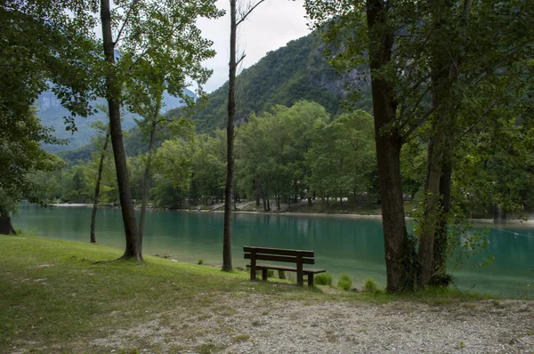 Banc Bois Bord Lac Montagne Arrière Plan Des Alpes — Photo