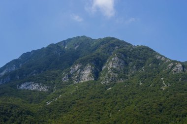 Bulutlu gökyüzü bir arka plan üzerinde güzel dağlar