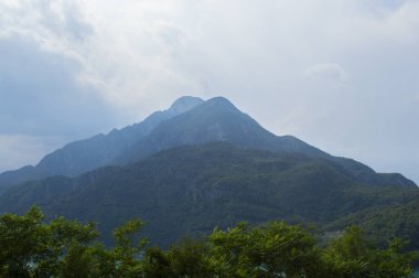 Bulutlu gökyüzü bir arka plan üzerinde güzel dağlar