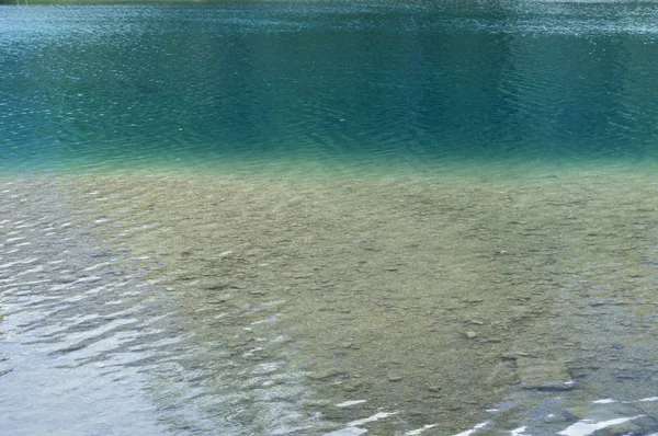 山の湖の美しい海岸線 — ストック写真