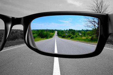 Gözlerden manzara, yolun ufkun üzerinden geçtiği