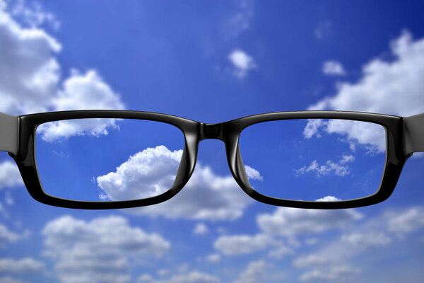 Просмотр через очки Природа через очки в хорошей резкости
