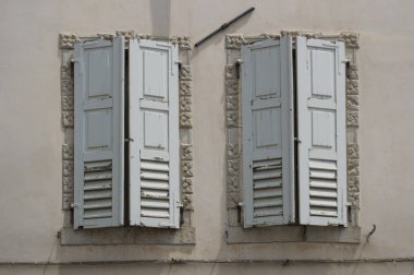 İtalyan tarzı nda kepenkli eski pencereler